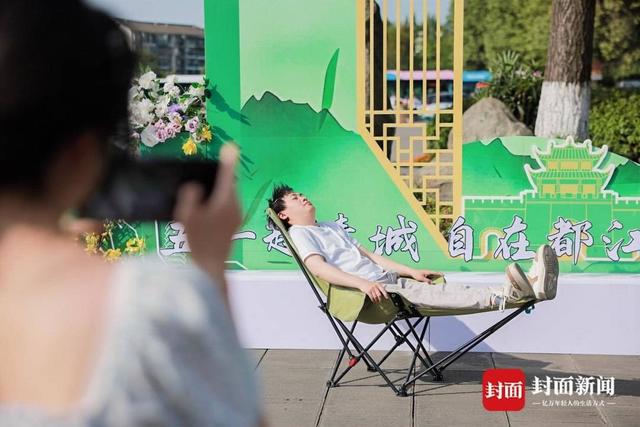 堰 游客沉浸式互动 解锁新玩法AG旗舰厅网站入口五一趣游都江(图2)