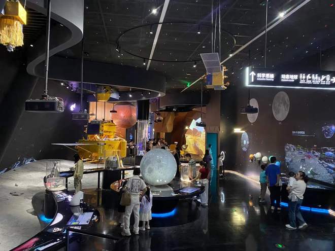 挤爆！四大展厅 950 个项目玩一天都不够AG旗舰厅·(中国)网站深圳科技馆开馆首日(图1)