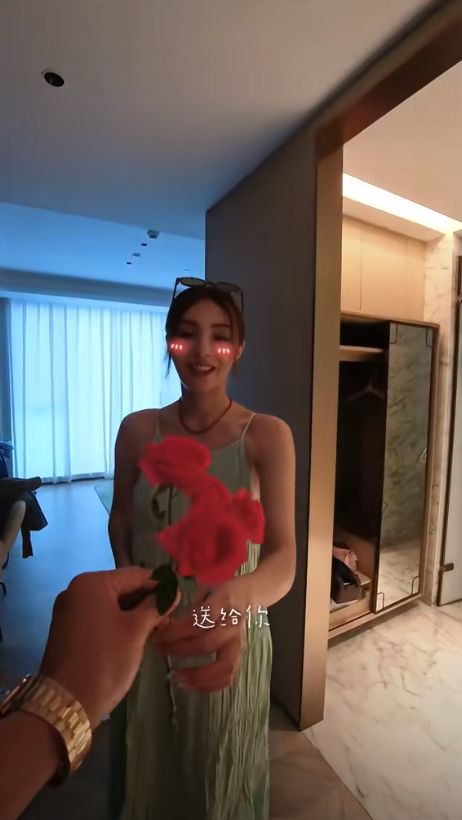 ！麦迪娜穿泳装美呆了4岁女儿颜值真的高AG旗舰厅app姜潮一家人在云南旅游(图3)