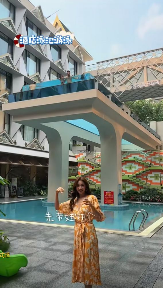 ！麦迪娜穿泳装美呆了4岁女儿颜值真的高AG旗舰厅app姜潮一家人在云南旅游(图5)