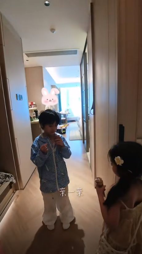 ！麦迪娜穿泳装美呆了4岁女儿颜值真的高AG旗舰厅app姜潮一家人在云南旅游(图4)