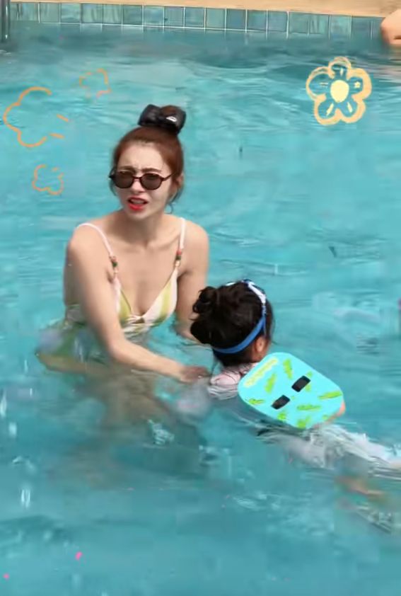 ！麦迪娜穿泳装美呆了4岁女儿颜值真的高AG旗舰厅app姜潮一家人在云南旅游(图11)